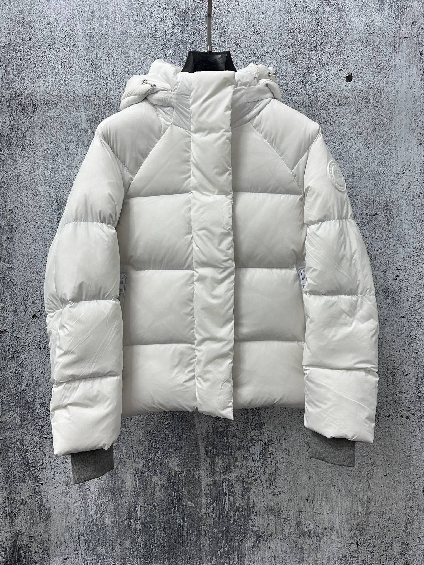 P740 【𝗖𝗔𝗡𝗔𝗗𝗔 𝗚𝗢𝗢𝗦𝗘】Capsule Series Macaron White Label Fabric: Made of soft EnduraLuxe fabric imported from DuPont, CORDURA, USA, which enhances the durability of easy-to-wear parts, is lightweight and durable; the liner is made of 400T anti-velvet gallbladder, which is comfortable, soft and non-velvet. : Equipped with a detachable hood, which can be adjusted in two directions, and is also filled with down, which brings greater softness and wrapping around the head and neck, and is full of warmth. This parka features white trim on the back and sides, and the hardware locks are all original and custom-made to match the muted fabric color. Goose label: The official website’s new series of silicone material labels, non-embroidery labels. Length: Fit hip-length. Size: XS-L